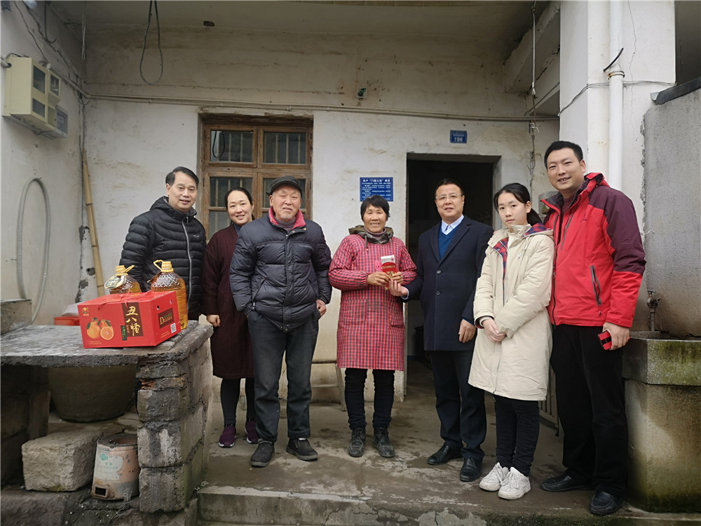 諸暨市浣東(dong) 街道梓月嶺村貧困戶盧永根家慰問