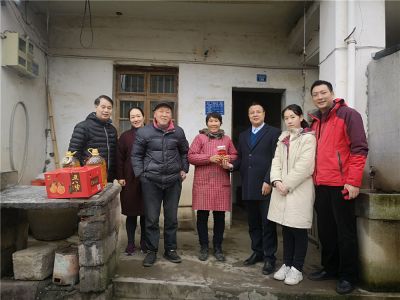 諸暨市浣東街道梓月嶺村貧困戶盧永根家慰問